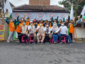 Pembagian Sembako pada kaum Duafa, setelah sholat jum'at. Semoga berkah. Aamiin YRA.... ????????